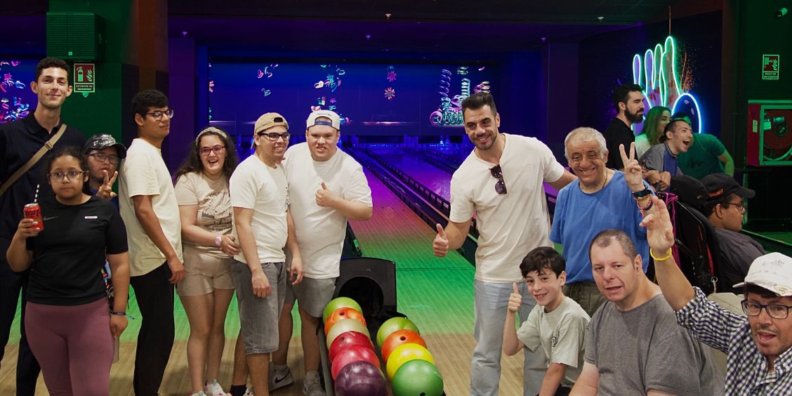 Grupo de voluntariado para el ocio de Nadiesolo. Fiesta de fin de curso 25-26 en la bolera