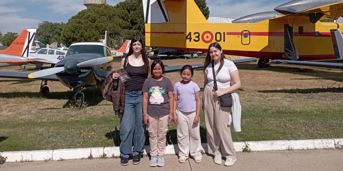 Grupo de Sabadeando Juntos en la visita al museo aeronautico