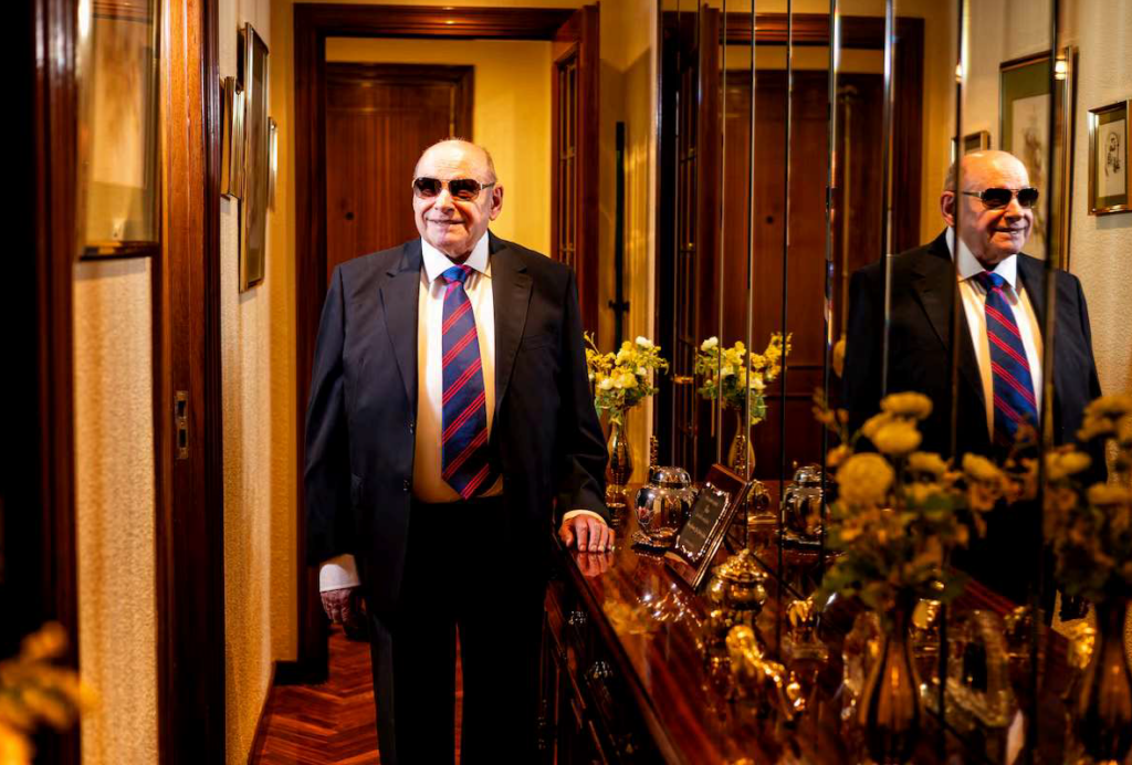 Fotografía de Francisco Blanco, octogenario acompañado por los voluntarios de Nadiesolo. Realizada por el fotógrafo Claudio Alvarez