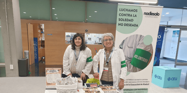 Voluntarias de Nadiesolo en la Feria de voluntariado del CEU de Montepríncipe